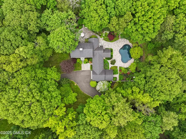 33 Carrington Dr, Greenwich, CT 06831