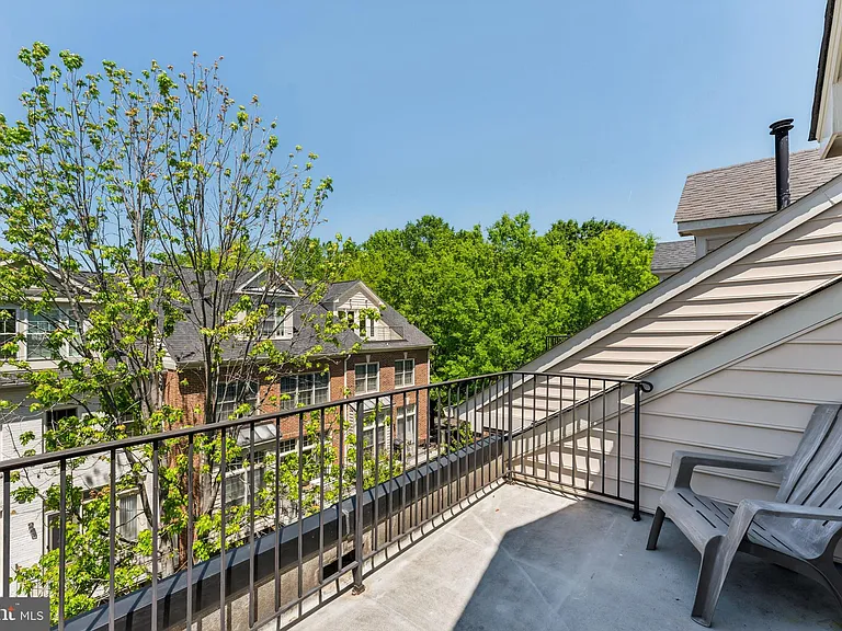 7489 Carriage Hills Dr — Photo 33