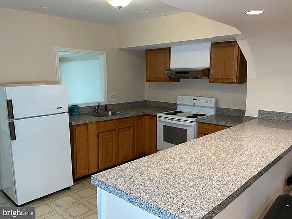 3rd image of 10229 Holly Hill Pl
