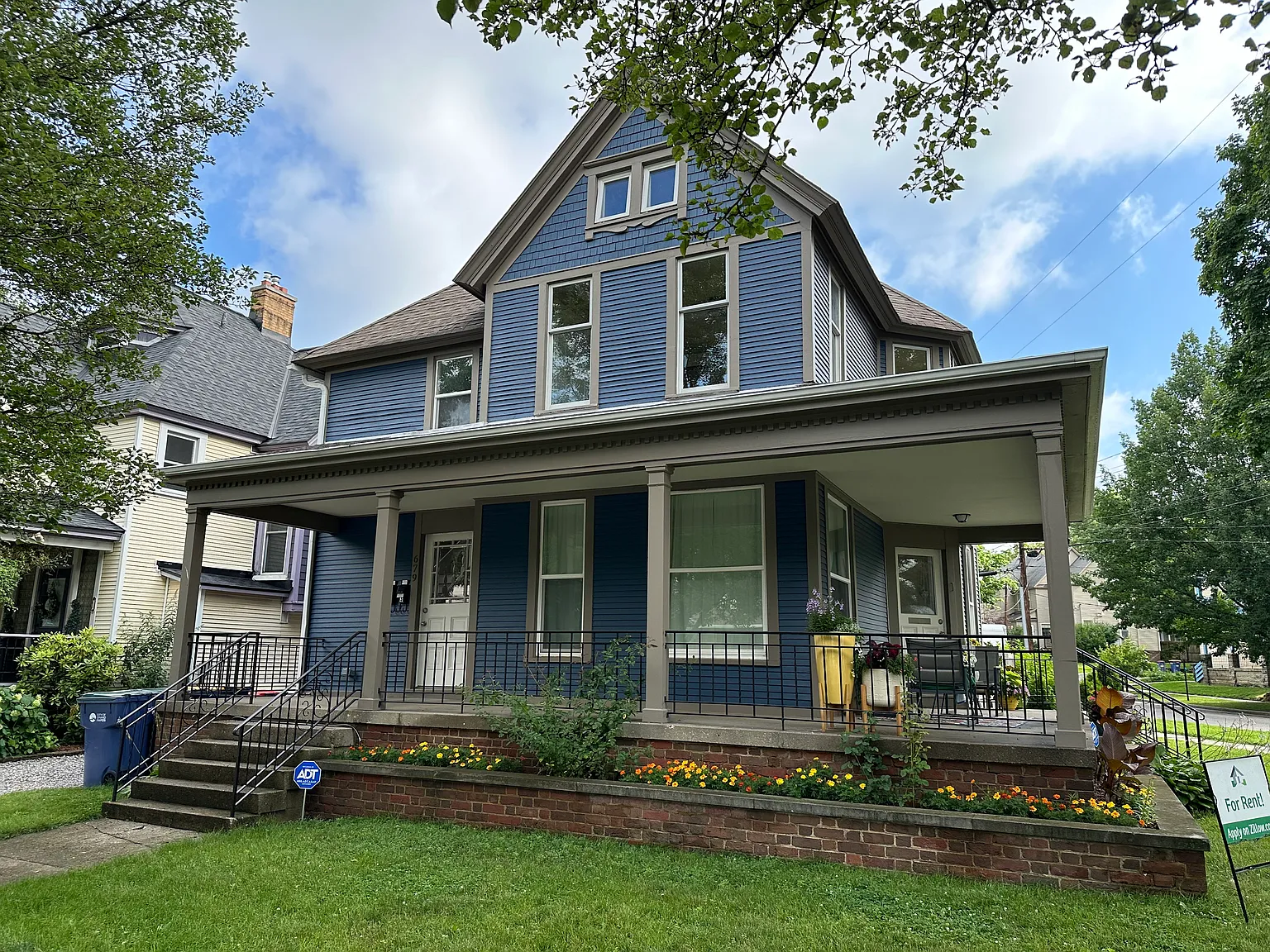 679 Lake Dr SE — Photo 1