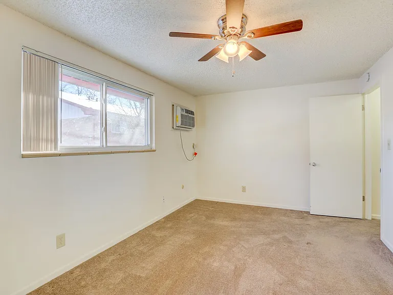 Applewood Crest Townhomes & Apartments — Photo 12