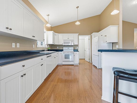 5th image of 302 Ashley Ct