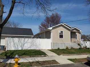 294 43rd St FLOOR 1, Lindenhurst, NY 11757