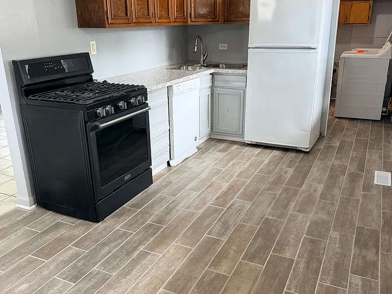 133 W Briarcliff Rd — Photo 2