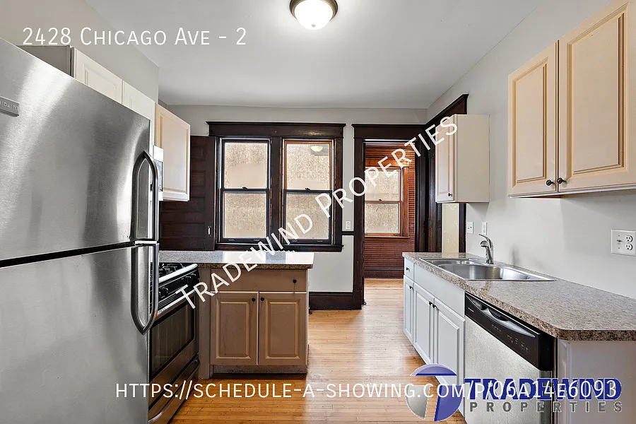 Huge 4 Bed 2 Bath Unit — Photo 3