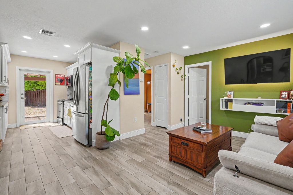 2480 NE 13th Ter, photo 2