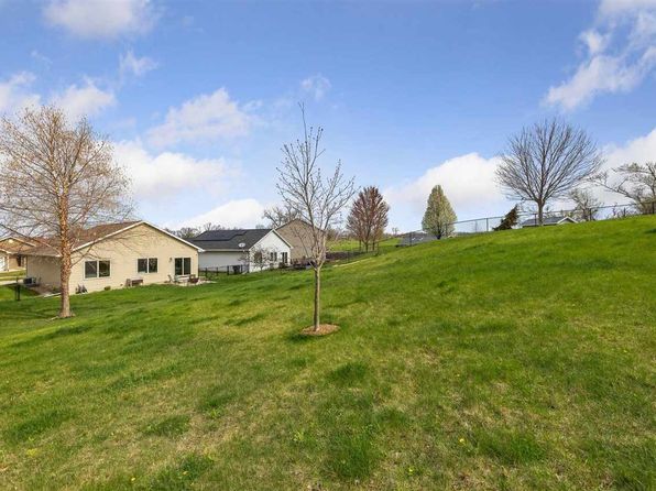 2163 Sugar Creek Dr NW, Cedar Rapids, IA 52405