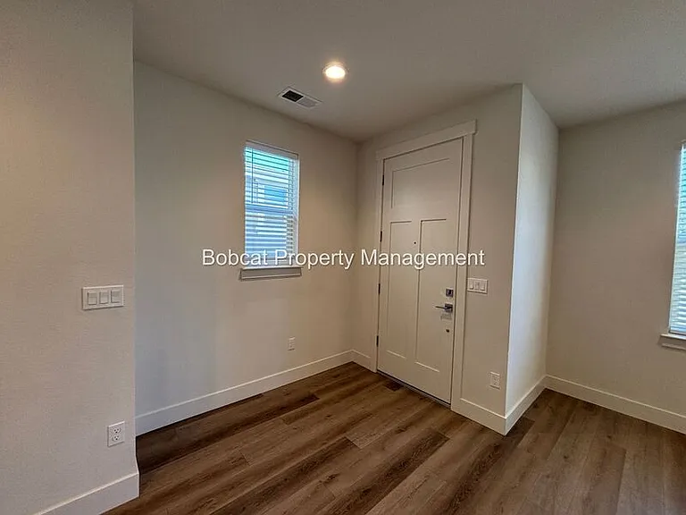 1287 Grove St — Photo 4