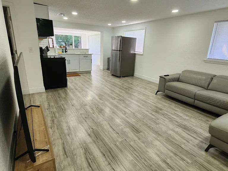 1375 Powers Ave — Photo 8