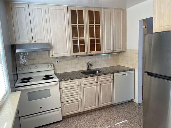 4th image of 2317 Bell Blvd