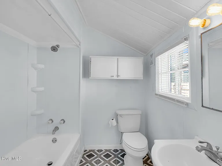 2107 Bay St — Photo 9