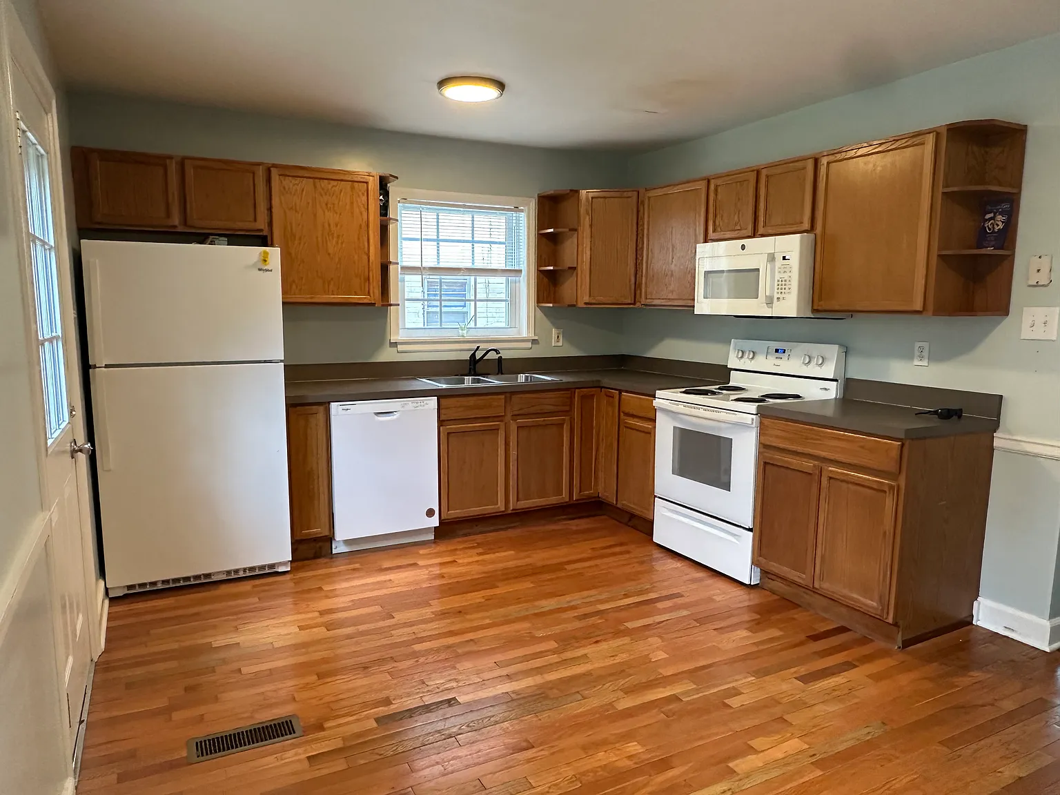 4 bed, 1602 sqft, $2,400 — Photo 2