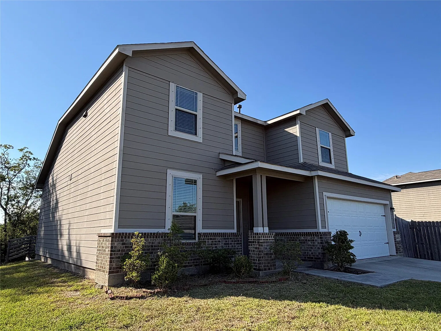4 bed, 3.0 bath, 1866 sqft, $1,800 — Photo 2