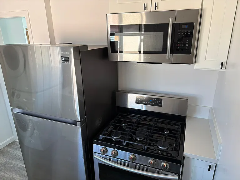 4959 Romaine St — Photo 12