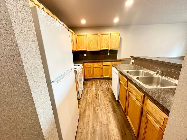 2102 N Yellowstone St — Photo 15