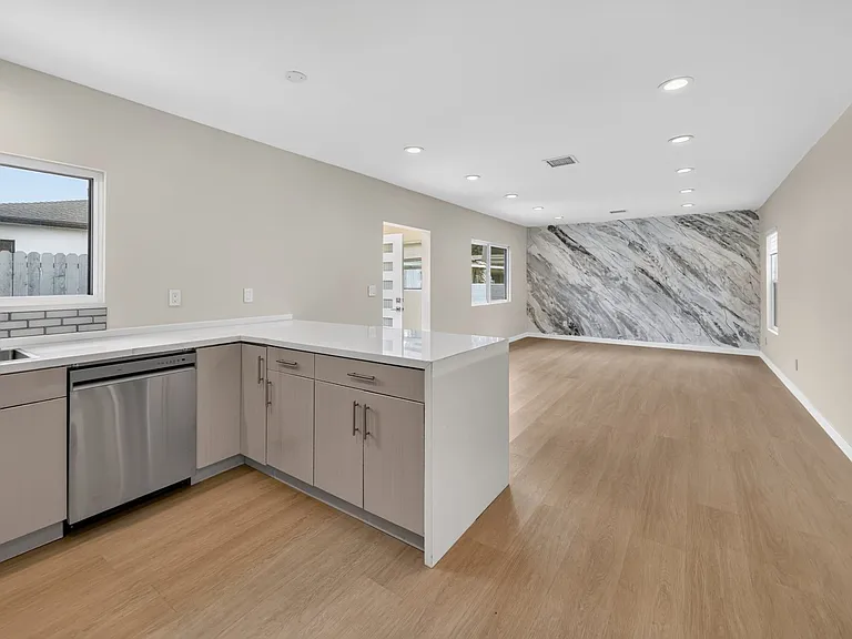 2327 N Naomi St — Photo 13