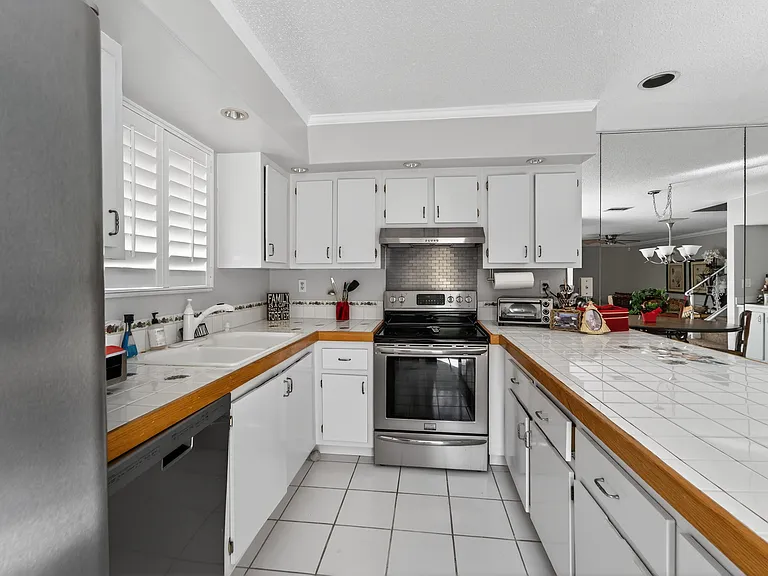 141 E Riverside Dr #10D — Photo 6