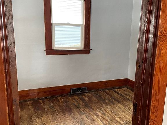2nd image of 110 Vanderhayden Ct