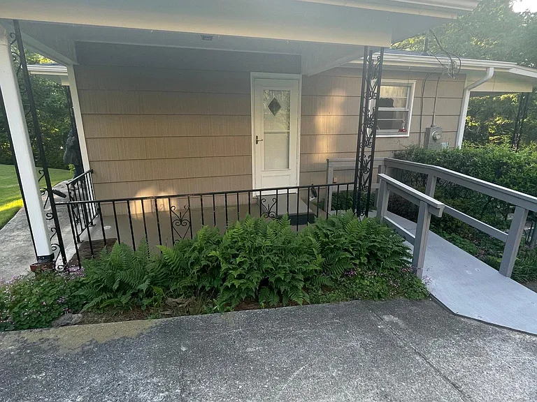 308 16th Ave NW — Photo 17