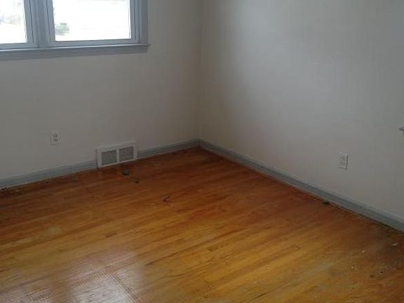 3rd image of 18570 Hazelwood St