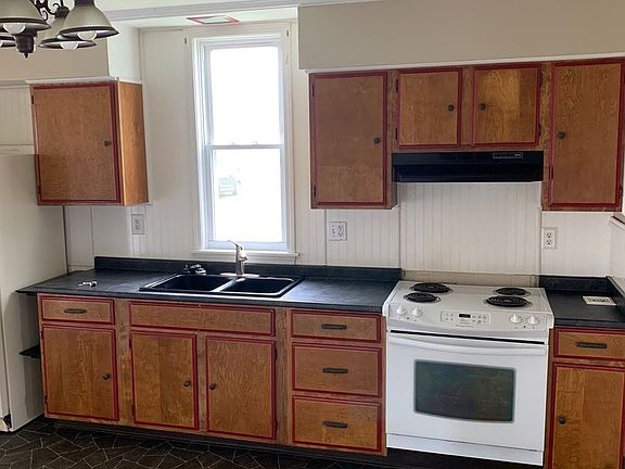 3rd image of 325 Water St