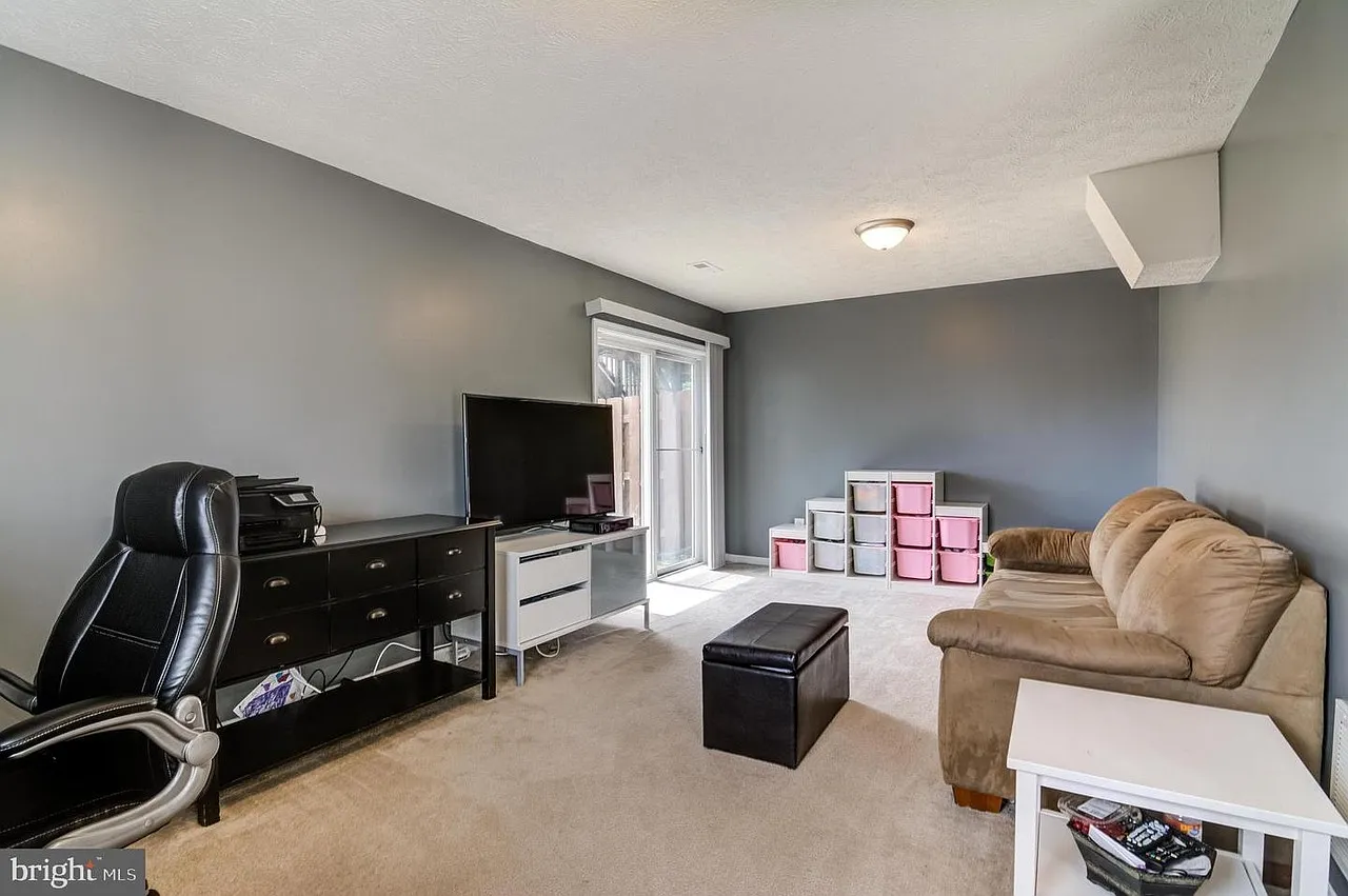 3 bed, 2256 sqft, $2,500 — Photo 4