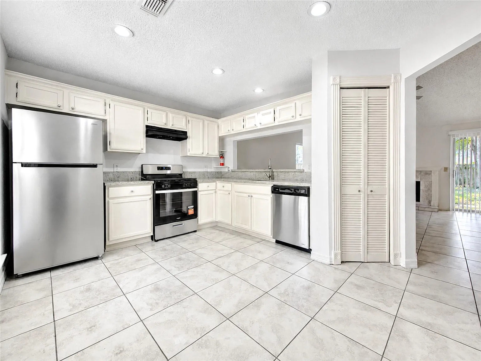 3 bed, 2.0 bath, 1284 sqft, $1,800 — Photo 2