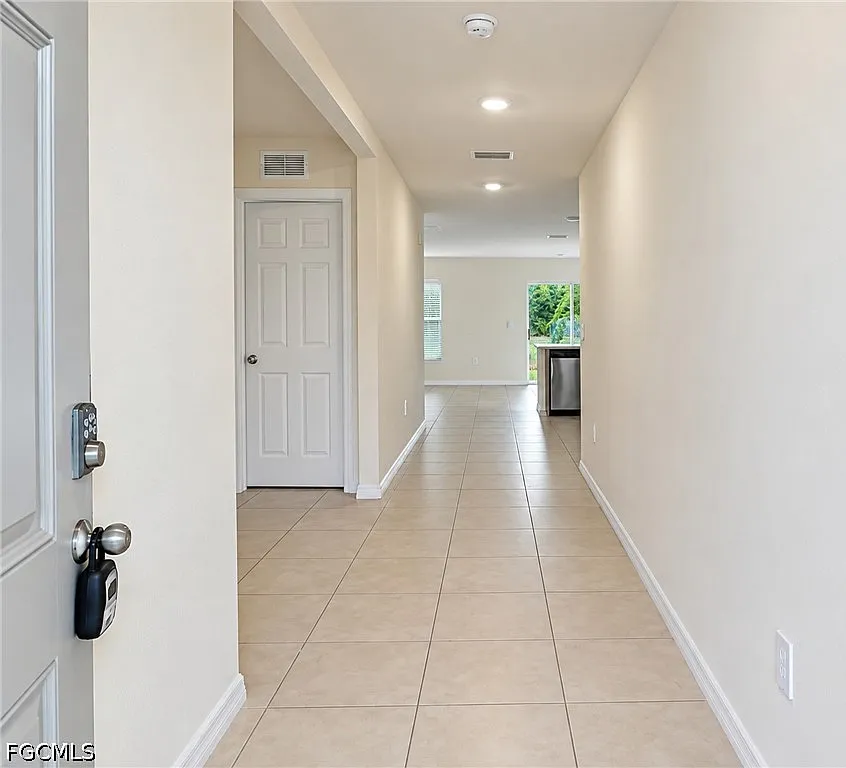 3 bed, 2.0 bath, 1367 sqft, $2,000 — Photo 2