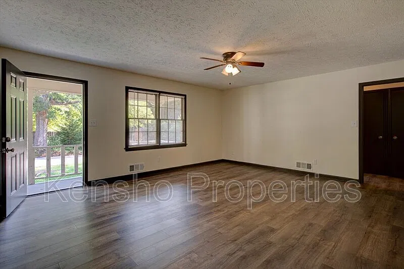 2 bed, 1.0 bath, 910 sqft, $1,345 — Photo 1