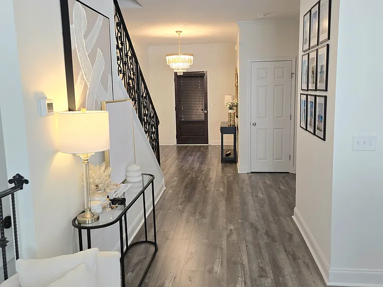 211 Jackson Pl NW — Photo 2