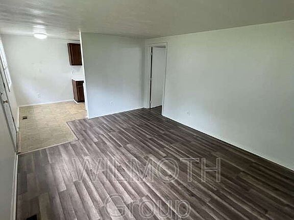 3rd image of 900 Sloan St APT B