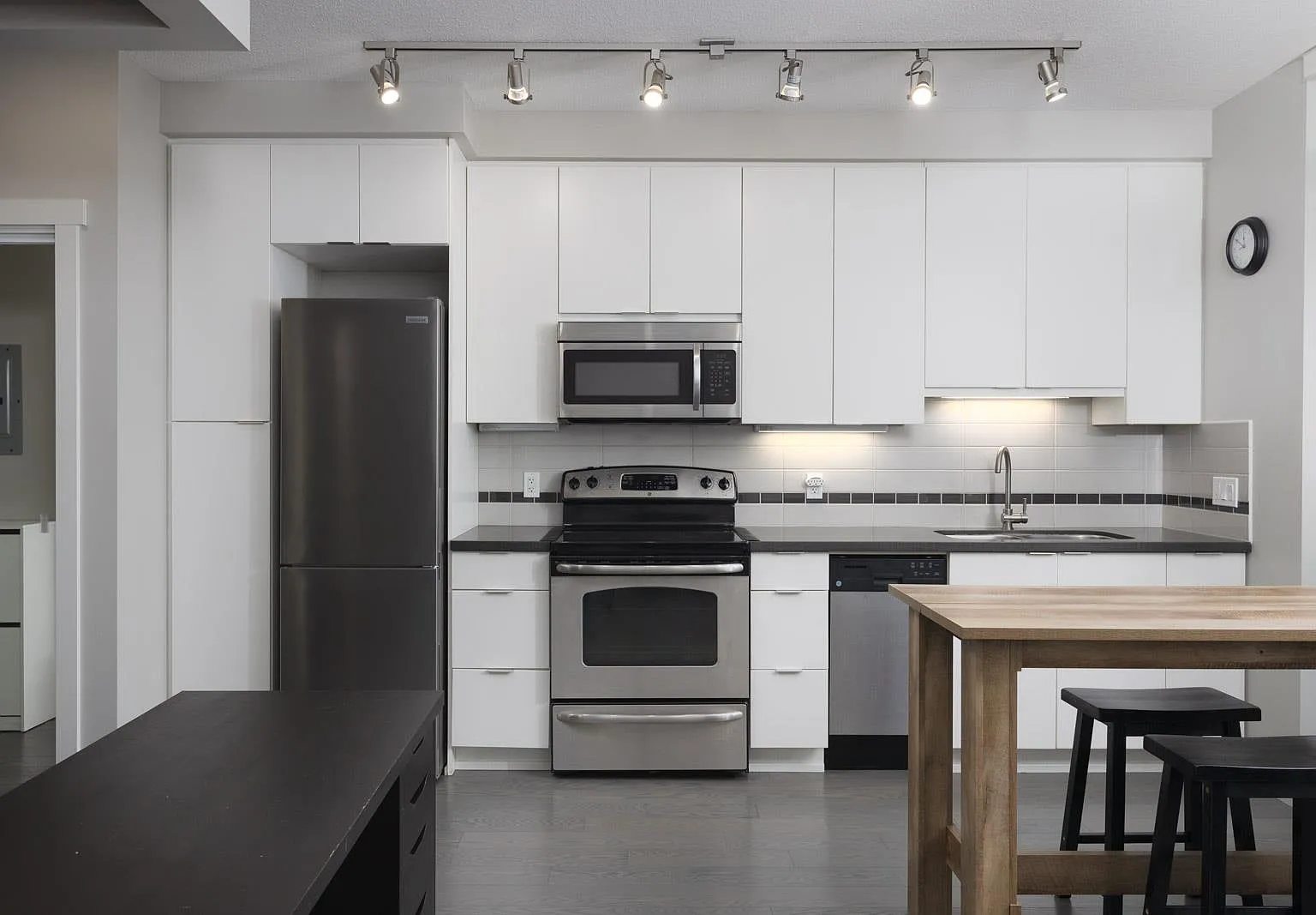 1 bed, 472 sqft, $2,200 — Photo 1