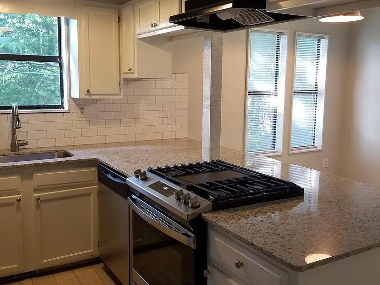 985 N Lewis Pl — Photo 1