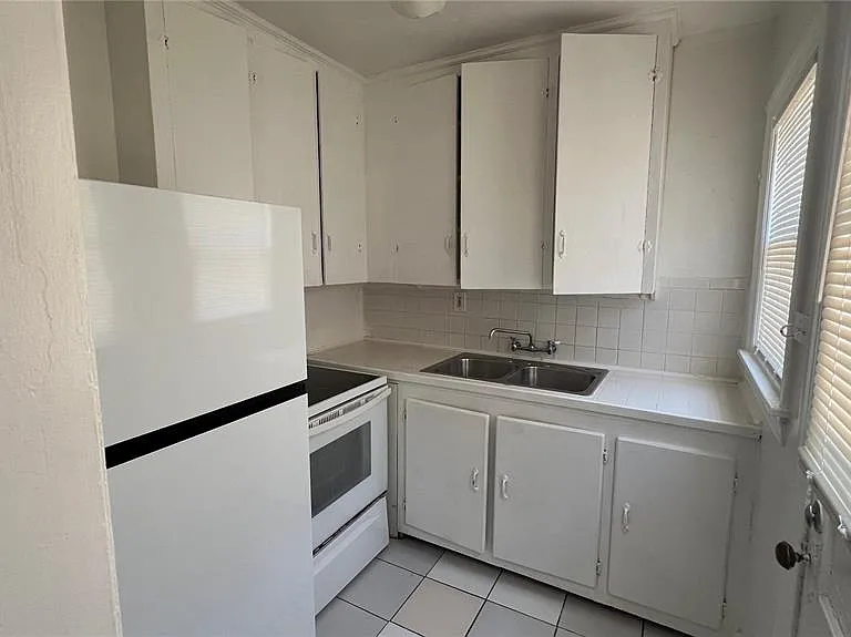 735 Grove St N #2 — Photo 6