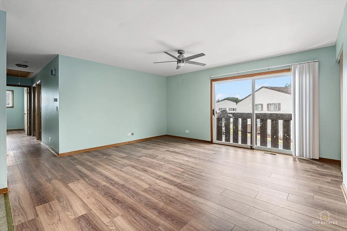 3 bed, 1056 sqft, $2,400 — Photo 3