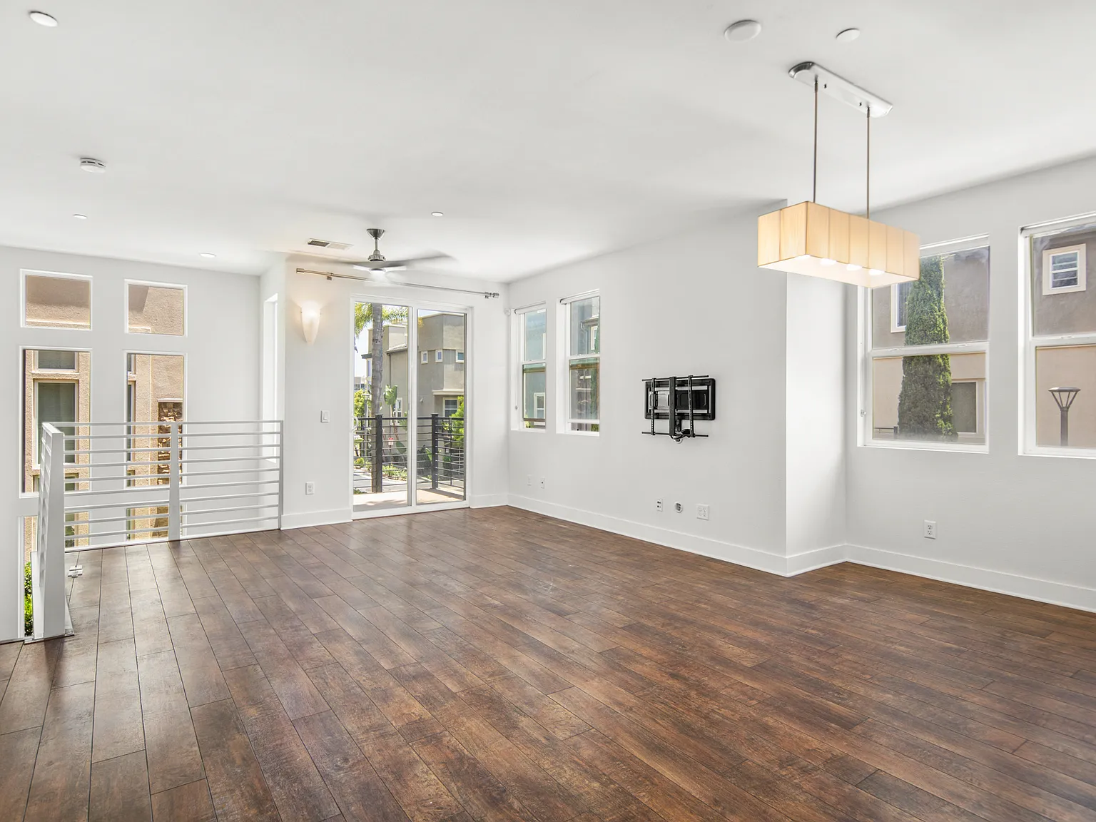 3 bed, 3.5 bath, 1575 sqft, $5,250 — Photo 3