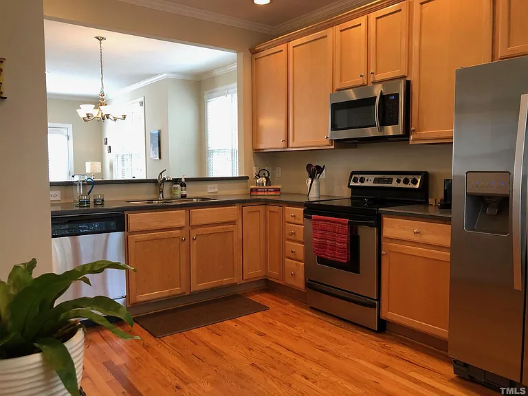 211 Brookgreen Dr — Photo 4