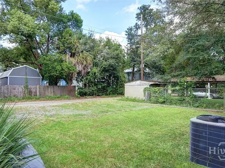 732 E Henry St — Photo 11