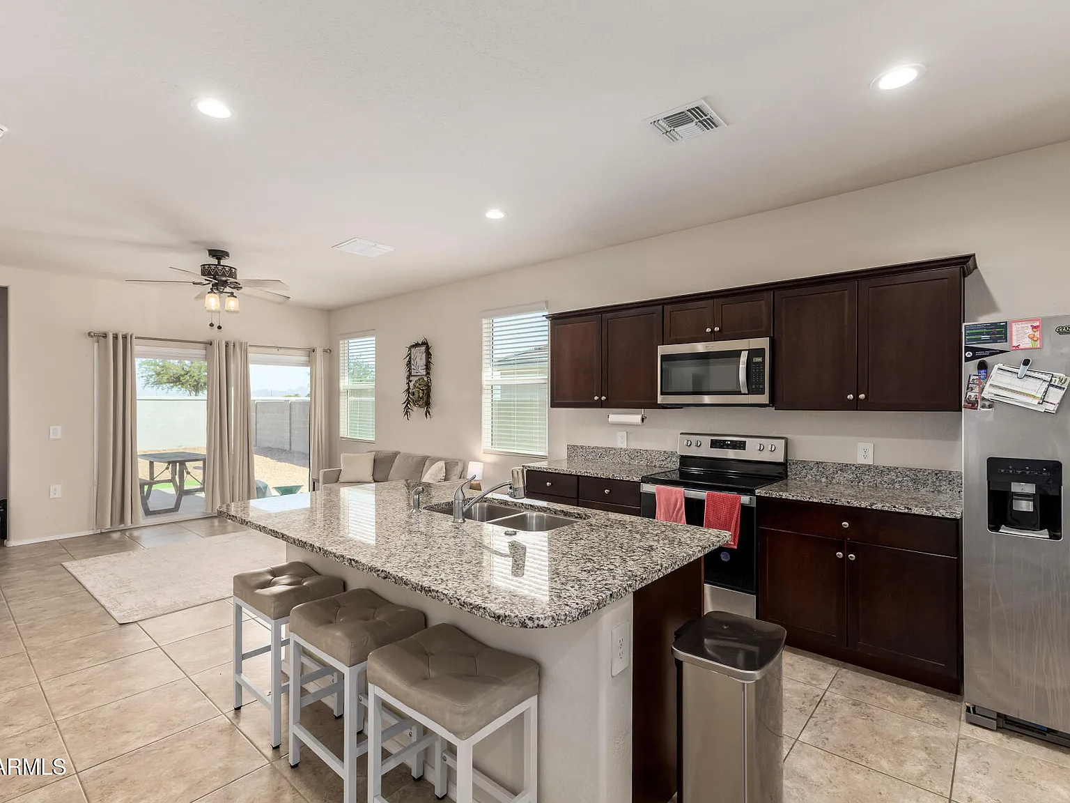 3 bed, 2.0 bath, 1318 sqft, $1,900 — Photo 3