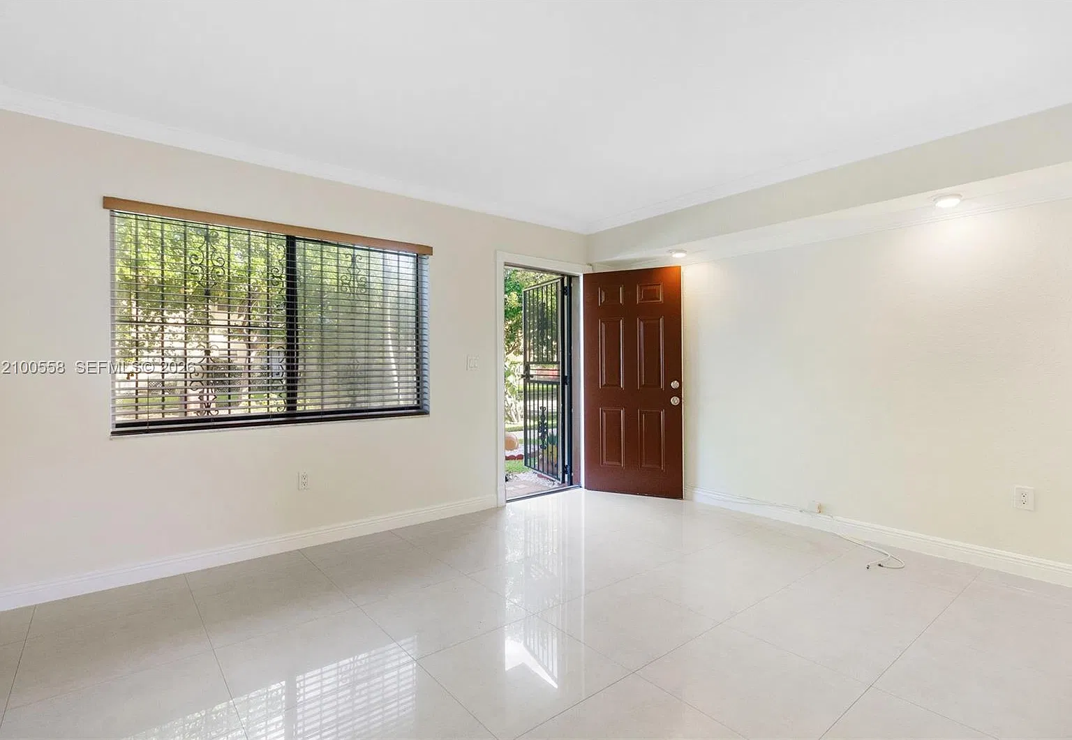 Espana Villas Condo — Photo 4