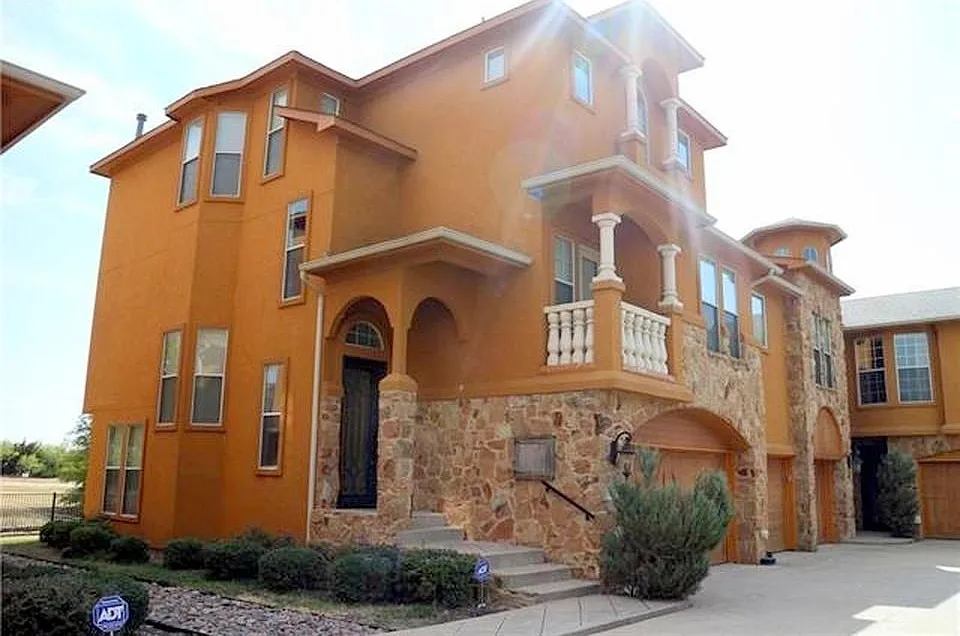 3 bed, 2.5 bath, 2415 sqft, $2,895 — Photo 2