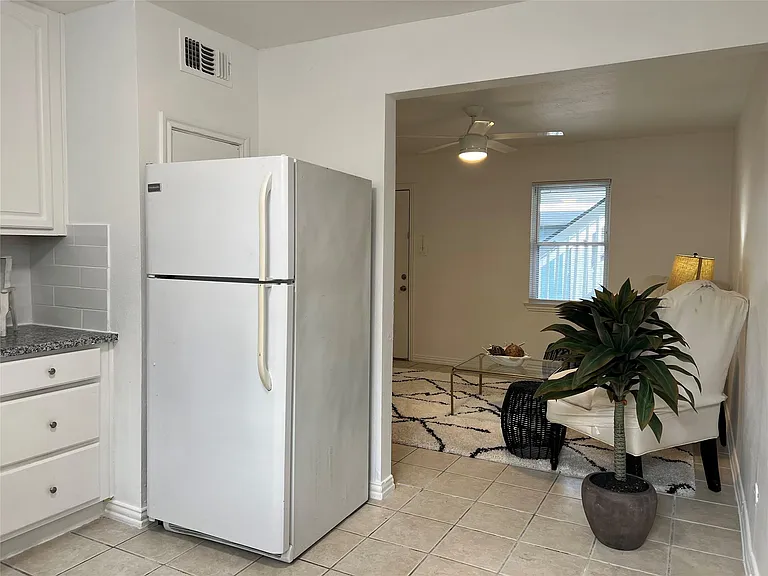 918 Winnie St #103 — Photo 12