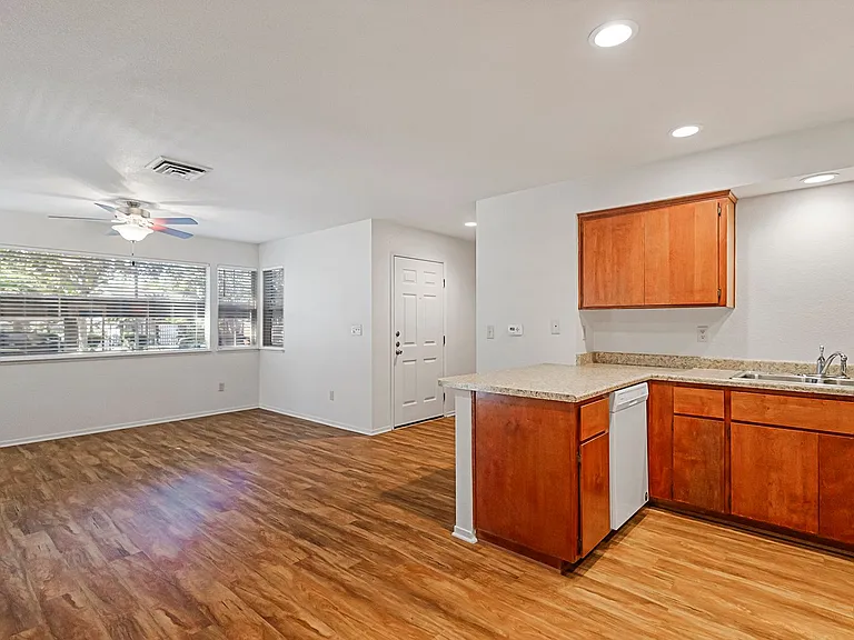 Amanda Place Apartments — Photo 37