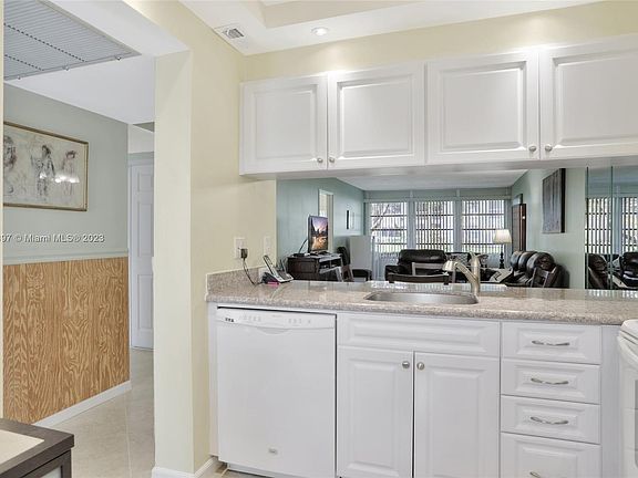 5th image of 2702 Nassau Bnd APT A1