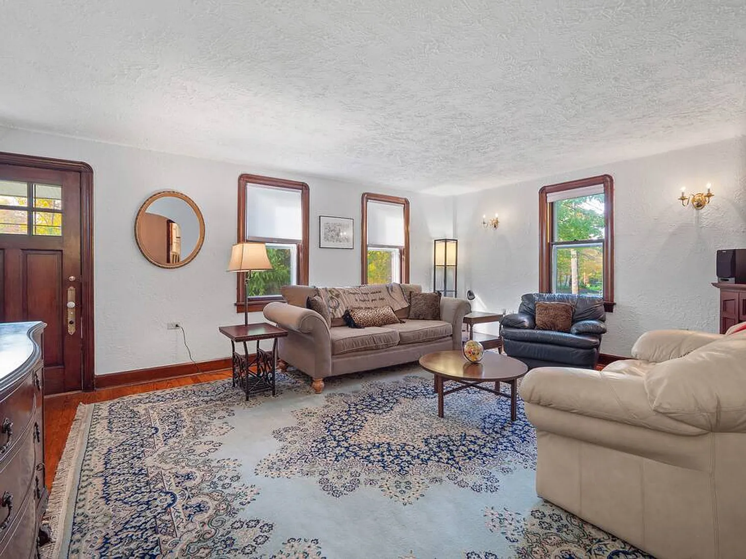 4 bed, 2.0 bath, 1291 sqft, $4,024 — Photo 3