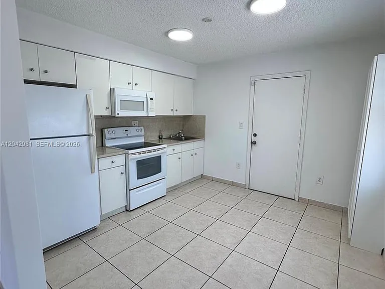 980 SW 10th St #980 — Photo 2