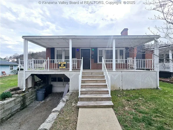 212 Riverside Dr, Madison, WV 25130