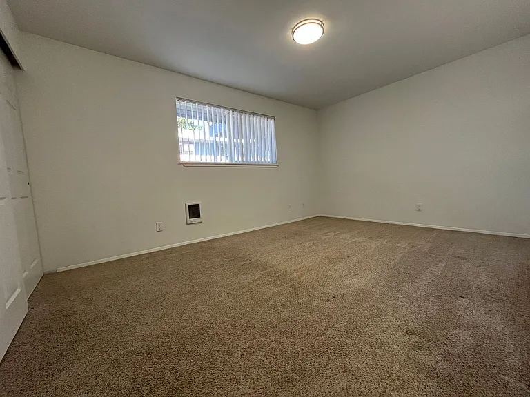 Lakeside Apartments — Photo 15
