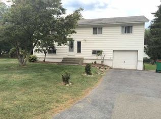 30 Longview Dr, Fishkill, NY 12524