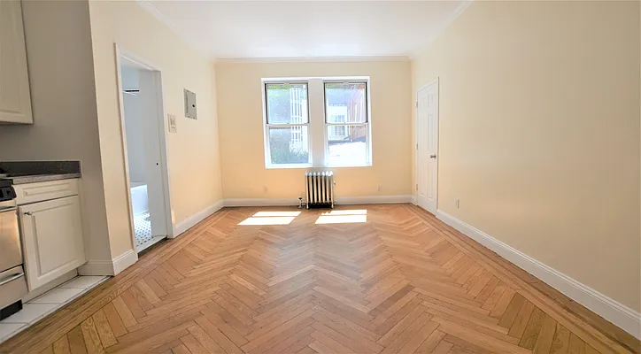 Rented by Manhattan Realty Group | media 10